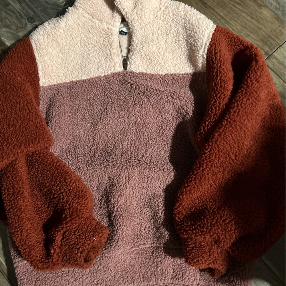 Sherpa/puffer top. Size medium. Universal threads